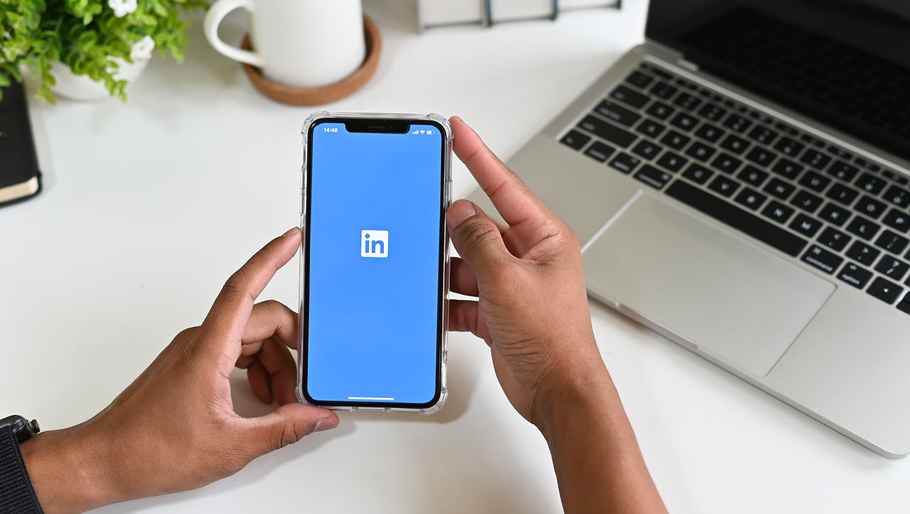 How to view profiles anonymously on LinkedIn? Via PC and App